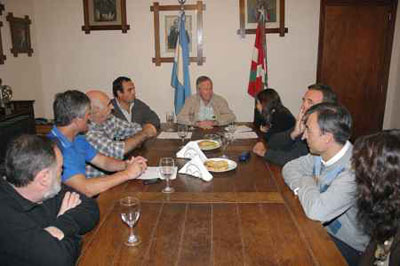 Autoridades de Euzko Etxea de Necochea, con su presidente Felipe Muguerza, en la presentación de la Semana Vasca realizada esta semana (foto EcosDiarios)