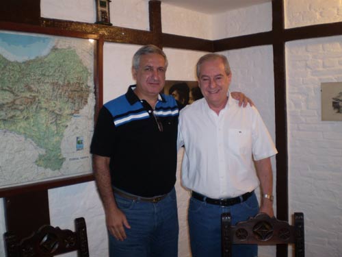 El lehendakari entrante del Centro Vasco Zazpirak Bat de Rosario y el lehendakari saliente: Enrique Otaño y Claudio Esnal (foto ZazpirakBatEE)