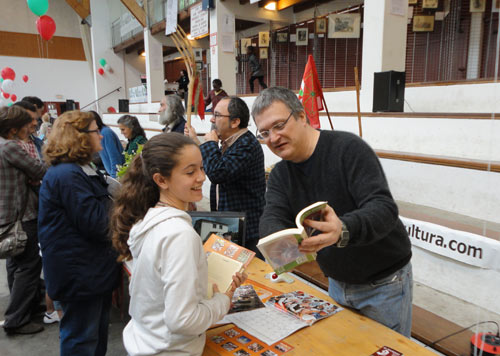 Stand de EuskalKultura.com en el 28 Encuentro de Escritores de Sara. Joseba Etxarri responde a las preguntas de Mirentxu, una joven lectora de 11 años, con historia familiar en Idaho y California, EEUU. (foto Inazio Mujika Iraola)