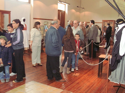 Visitantes recorriendo la exposición 'Gure arropa - Nuestra ropa' en Pellegrini (foto MMignaburu)