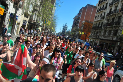Una marea de euskaltzales recorrió las calles de Sants entre aplausos y ánimos en la Korrika de Barcelona (foto BarcelonaEE)