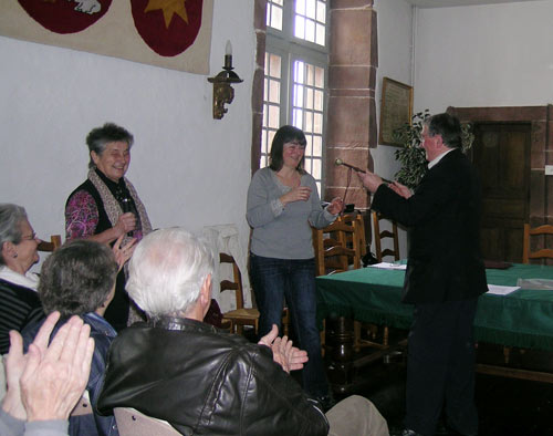 El presidente de Euskal Argentina, Pierra Lako, hace entrega de una makila de honor a Annie Sabarots en la Asamblea Anual de la entidad celebrada en el Ayuntamiento de Donibane Garazi (foto Monika Legarto/ Herria)