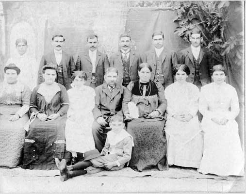 La familia Tellería en una foto de 1910. Arriba: Pedro, Pancho, Ignacio, Justo, Cecilio y José; sentados: Francisca, Segunda, Leopolda, el matrimonio José María y Francisca , Cirila, Cista. Abajo: Manuel