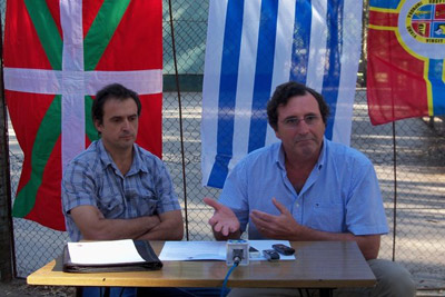 Estaban Fagalde, presidente de Floresko Euskal Etxea, y el Intendente Castaingdebat durante la firma del comodato (foto FloresEE)