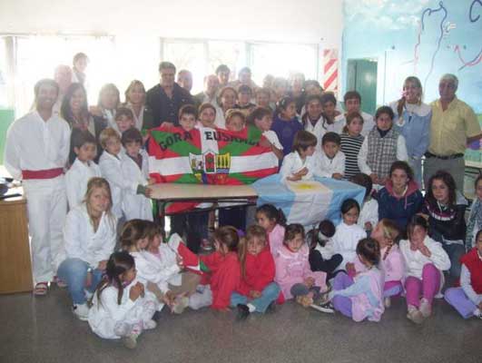 Alumnos, profesores y vecinos de Giribone junto al presidente del centro vasco, Pedro Mauregui Larranda, y César Arrondo (foto EE)