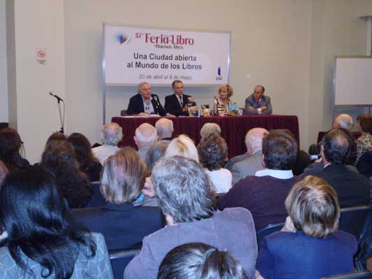 Carlos Irisarri, Jorge Beramendi, Elvira Cortajarena y Mauricio Goyenechea en la presentación de los libros de la Fundación Juan de Garay en la 37 Feria del Libro de Buenos Aires (foto EuskalKultura)