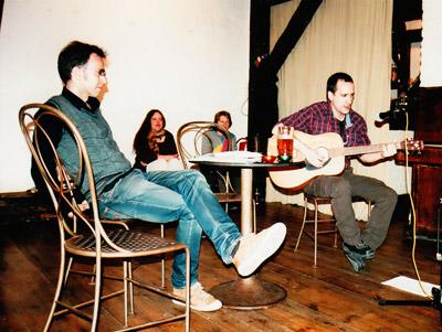 Harkaitz Cano y Asier Serrano, durante el recital de poesía que ofrecieron en Brno (foto AMaya)