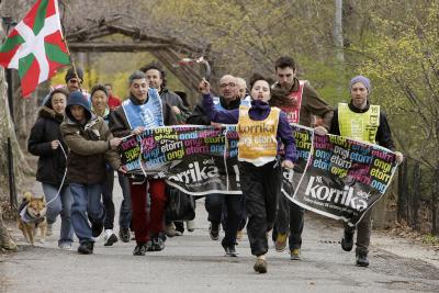 New Yorkeko Korrika 16-ko partehartzaileak Central Park-en lasterka. Ruth Guimerá aktoresak darama lekukoa (argazkia Koitz)