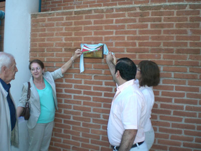 Representantes de Euskal Jatorri descubren la placa en homenaje a Ramón Madariaga (foto MisionesEE)