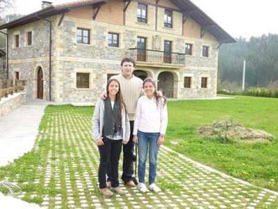 Javier Iruarrizaga con sus 'primas' argentinas Anuska y Maia frente a la casa solariega de Ortuguren (foto JIruarrizaga) 