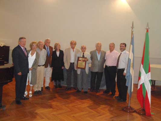 Julian Celaya, Elvira Cortajarena, Jon Kepa Erkiaga, Carlos Sosa, Mariluz Artetxe, Rafael Follonier, Ricardo Basterra, José Barbier, Felipe Eiheragibel eta Mark Doyaga (argazkia EuskalKultura.com)