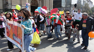 La Korrika 17 fue así de alegre y colorida en Santiago (foto OSanchez)