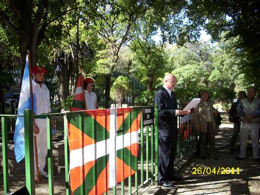 Un discurso a favor de la paz fue el que pronunciaron José Martín Azarloza y los responsables del Denak Bat marplatense en el 74 Aniversario del Bombardeo de Gernika (foto EE)