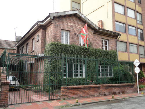 Aspecto exterior de la sede de la Fundación Centro Vasco Euskal Etxea de Bogotá (foto EuskalKultura.com)