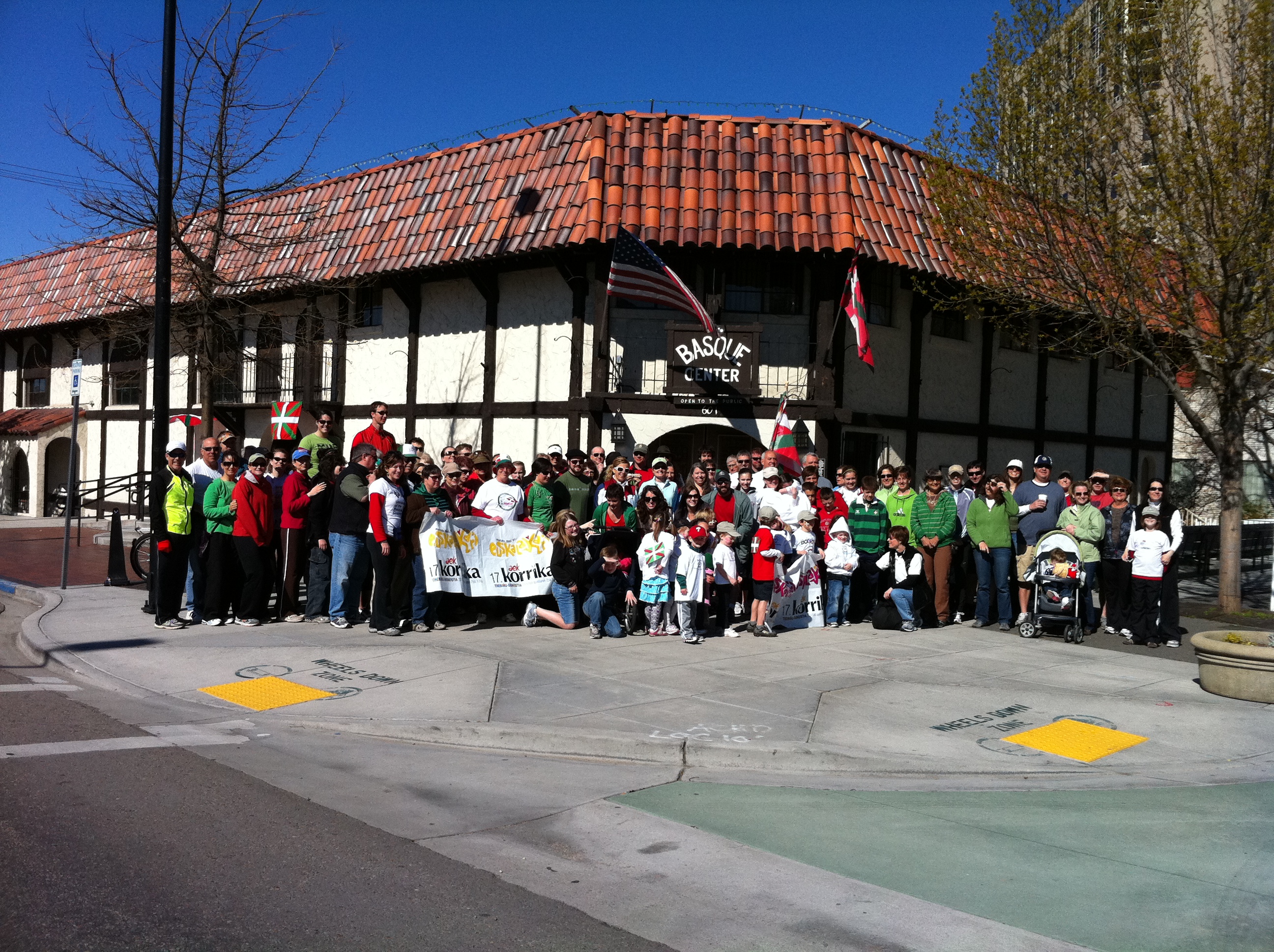 Foto de familia de los participantes en la Korrika de Boise, frente al Centro Vasco de la capital idahoense