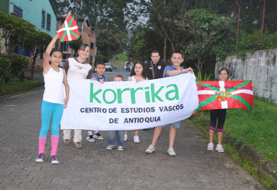Los chicos y chicas de la clase de euskera llevaron la pancarta de Korrika 17 en la carrera simbólica que organizó en el Centro de Estudios Vascos de Medellín en Caldas (foto CEVMedellín)