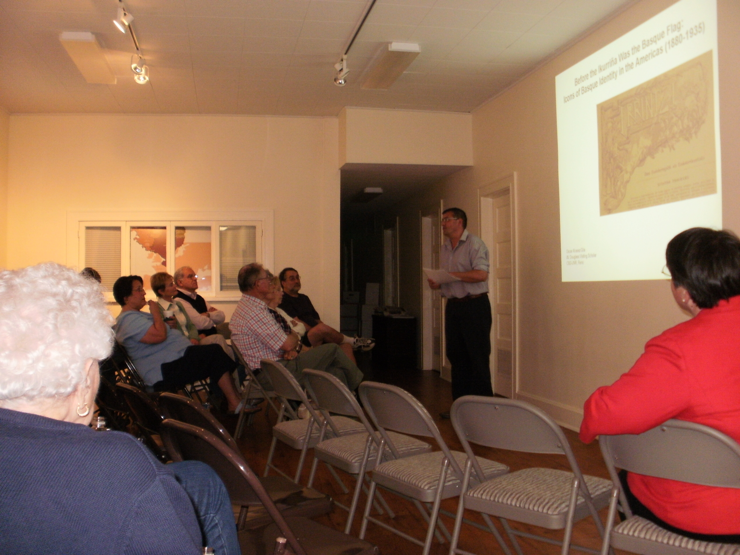 Oscar Álvarez Gila durante su exposición el pasado martes en el Museo Vasco de Boise, Idaho