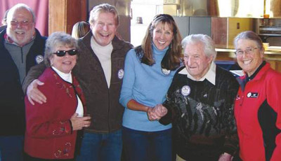 Pete Heuga, ezkerretik hasita bigarrena, 100 urterekin Squaw Valley ski estazioko 2009-2010 denboraldiaren irekieran (argazkia SquawValleyTimes)