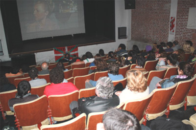 Público reunido en el Teatrino de la Trapalanda de Río Cuarto para ver la IV Muestra de Cortometrajes Vascos (foto RioCuartoEE)