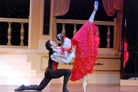 Iñaki Urlezaga y la bailarina Elena Figueroa durante una representación de La Traviata