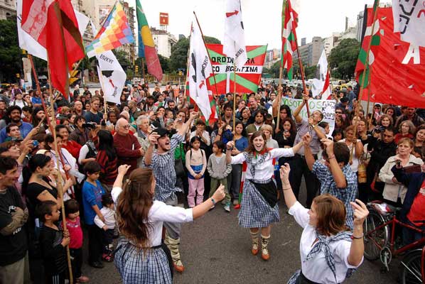 Buenos Airesesko "Plaza de Mayo"n egindako ekitaldia (argazkia Facundo Andicoechea)