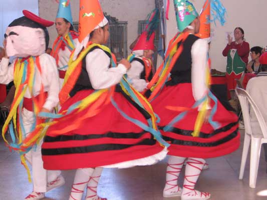 Los dantzaris de la casa alegraron el almuerzo con sus danzas (foto EE)