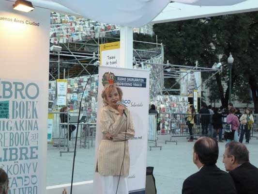 La delegada del Gobierno Vasco en Argentina Elvira Cortajarena en el stand de la 'Torre de Babel de Libros' (foto Irekia)