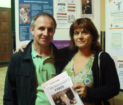 Rosana Entizne junto al escritor Juan Karlos Etxegoien, 'Xamar', que ofreció una charla en la Universidad Nacional del Sur, Bahía Blanca (foto REntizne) 