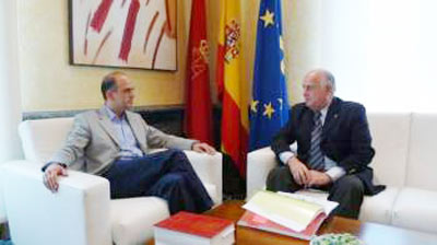 Crisanto Ayanz (derecha), junto al portavoz del Gobierno de Navarra, Alberto Catalán, en una imagen de archivo