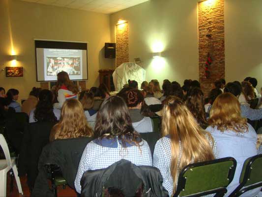 Elena Itcea ofreció su charla  'Picasso: vida y obra del autor del Guernica' en el centro vasco de Arrecifes (foto EE)