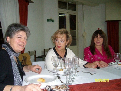 De izquierda a derecha María Ester Arrondo, del Centro Vasco de Laprida, la delegada Elvira Cortajarena y Marisu Mendizabal, presidenta del CV de Olavarría (foto EArrondo)