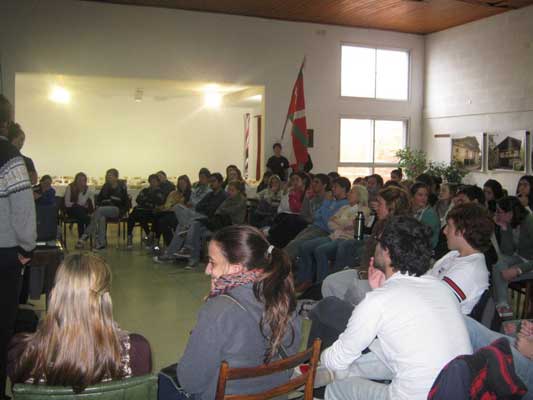 Imagen del grupo de jóvenes convocado por FEVA y Gure Etxea de Tandil 