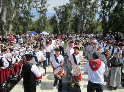 Los dantzaris y músicos que participaron en el Basque Festival de Fresno reunidos sobre el escenario (foto FresnoBC)