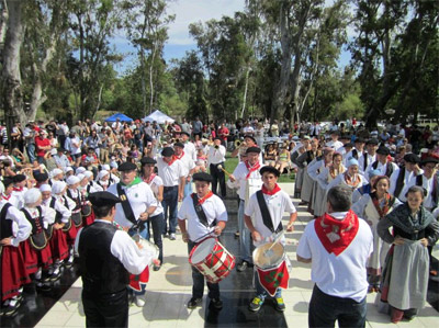 Fresnoko Euskal Jaialdian aritu ziren musikariak taulagainean (argazkia FresnoBC)