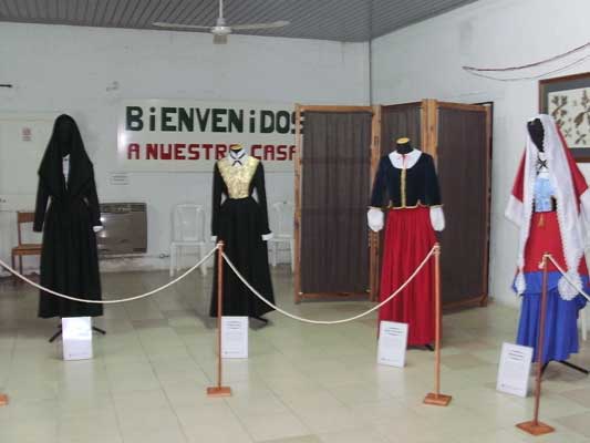 La muestra "Gure Arropa" se expuso en Pehuajó en el marco de los festejos por Aberri Eguna