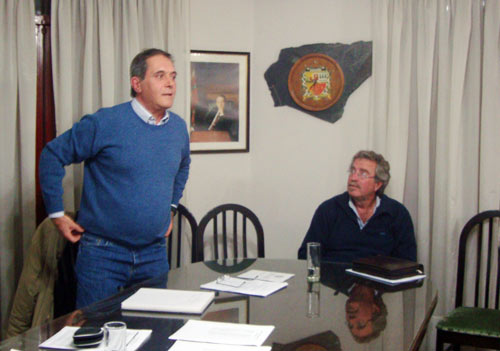 El presidente y vicepresidente reelegidos durante la Asamblea Anual Ordinaria de Euzko Etxea de La Plata (fotoEE)