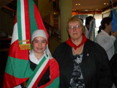 La abanderada Micaela Varela y la presidenta del Centro Vasco 'Euskal Odola' de Ayacucho en los actos 2011 de conmemoración del 25 de Mayo (foto Ayacuchoaldia.com)