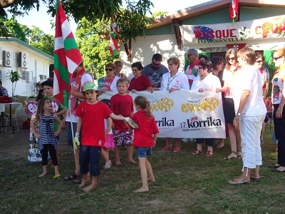 Los socios de la Euskal Etxea de North Queensland dispuestos a comenzar su primera Korrika. ¡Seguro que no será la última! (foto NQueenslandEE)