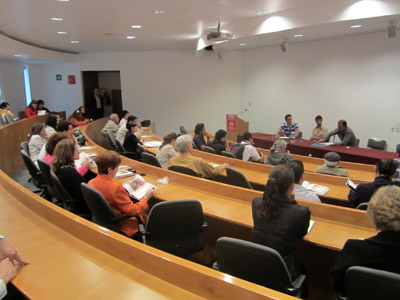 Vista general de la mesa redonda "Visiones del arte vasco". En el estrado aparecen los ponentes Iñigo Manterola, Taxio Ardanaz y Gorka Larrañaga (foto GLarrañaga)