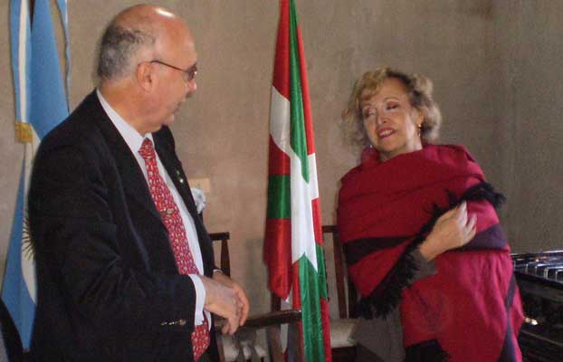 En el cierre de la reunión el intendente de Saladillo obsequió a Elvira Cortajarena un poncho típico (foto CN Saladillo)