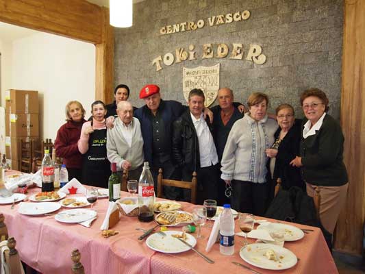 Miembros de Toki Eder junto a Iñaki Galdos (foto EE)