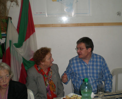 La presidenta de 'Ibai Txori', Lucía Arcelus, y Joseba Etxarri en la sede de la entidad vasca entrerriana durante una visita del director de EuskalKultura.com a Concepción del Uruguay (foto EuskalKultura.com)