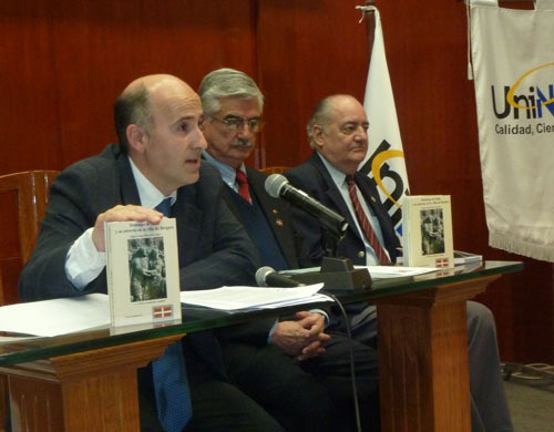 El historiador Miguel Angel Elkoroberezibar presenta la edición corregida y aumentada de su libro sobre Domingo de Irala, en el programa de la Semana Vasca paraguaya (foto EJ)