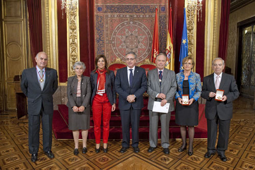 Crisanto Ayanz, Orbe, Torres, el presidente Miguel Sanz, Agustín Otondo, Garde y Almagro tras la entrega de las Cruces de Carlos III El Noble