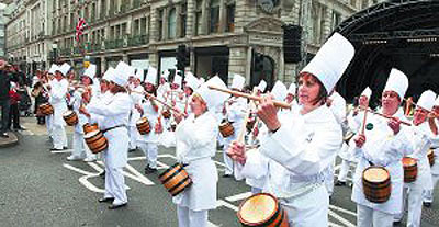La tamborrada de Axular Lizeoa ayer en la Regent Street londinense (fotoEfe)