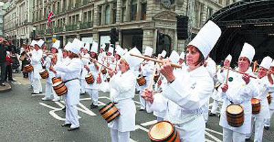 Axular Lizeoko danborrada atzo Londresko Regent Street-en (argazkiaEfe)