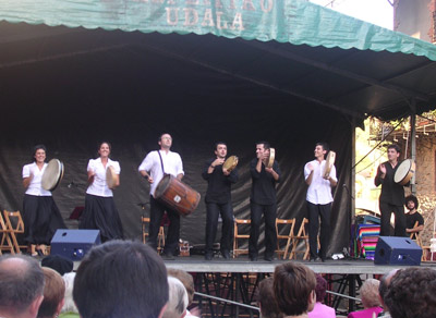 Músicos de Aiko sobre el escenario en el 'Dantzazale Eguna' celebrado en Durango el pasado 18 de junio (foto Aiko)
