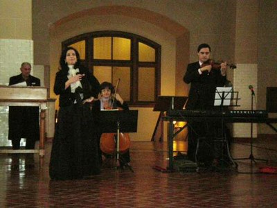 La soprano Amaia Arberas (izquierda) durante su actuación el año pasado en la inauguración de la exposición sobre los vascos de Ellis Island (fotoEuskal Kultura.com)