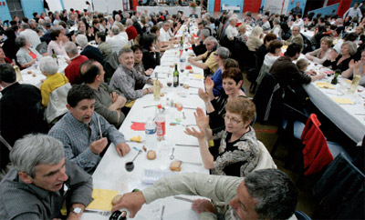 Vista de las mesas durante la Fête des Amicalistes de la Euskal Etxea Lagunt eta Maita (foto PauEEE)