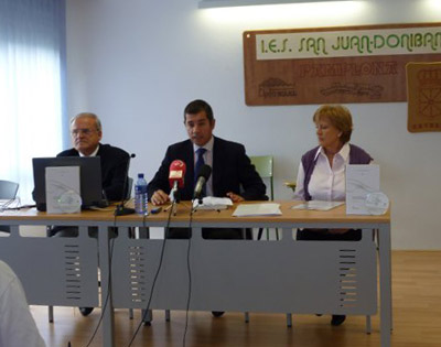 En la presentación de la obra, de izquierda a derecha, Andrés Iñigo, autor del libro; Xabier Azanza, director de Euskarabidea, y Maite Urtasun, hija de Perpetua Saragueta (foto Euskaltzaindia)